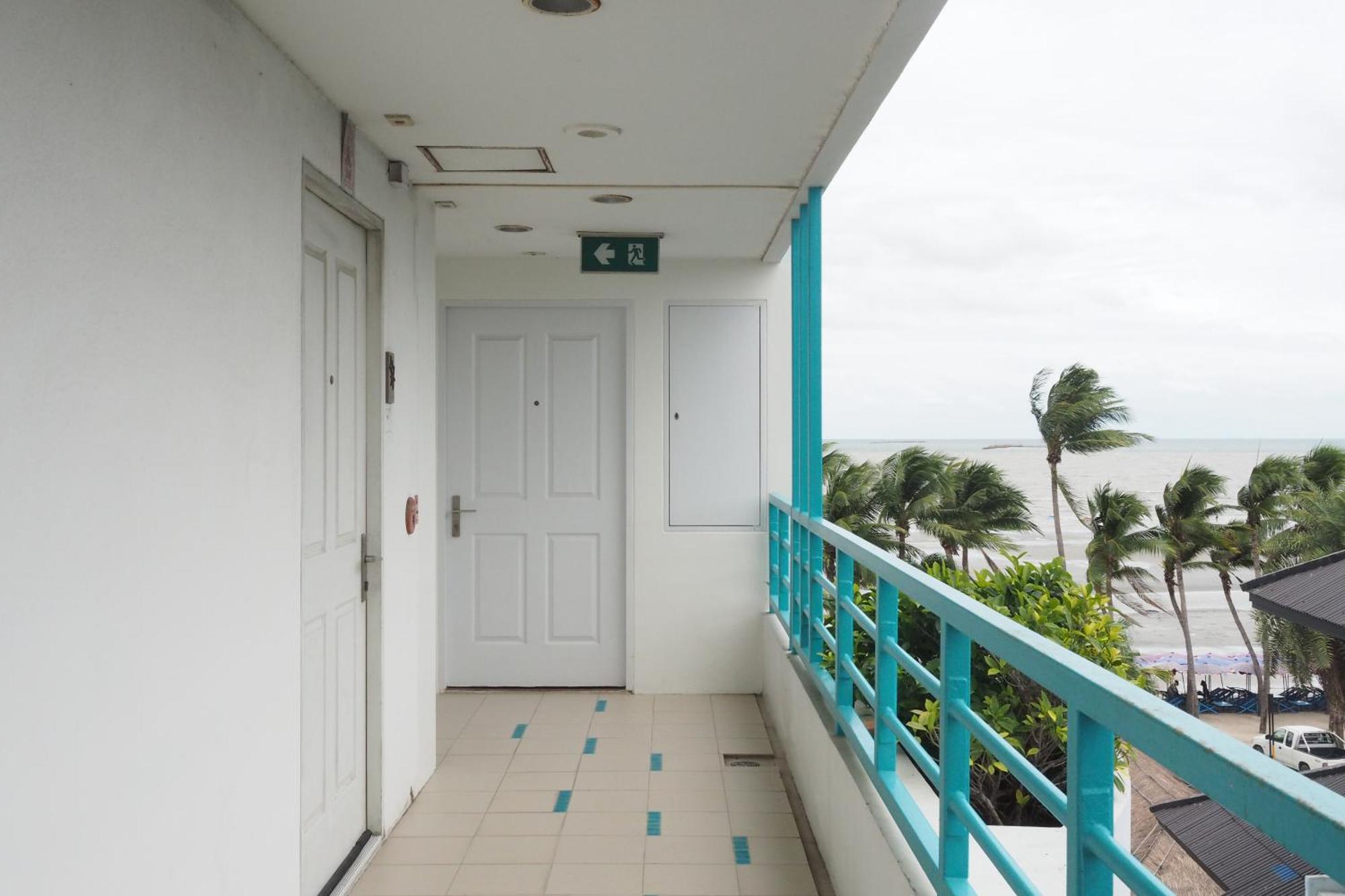 The Beach Bangsaen By Thanthita Next To Wonnapa Beach Free Disney Plus Exterior foto